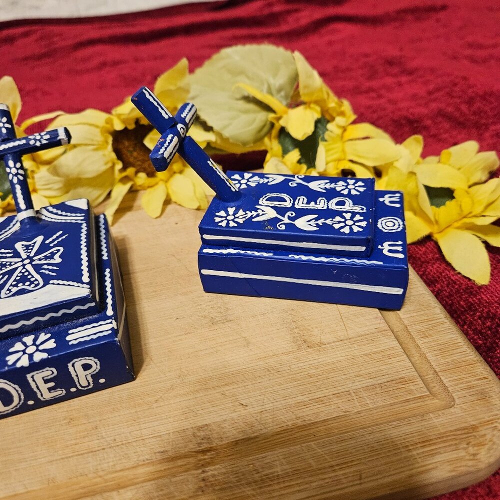 VINTAGE OAXACAN GRAVESITES MADE OUT OF CIGARETTE BOXES HAND PAINTED X3 - Picture 6 of 7